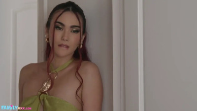 Scarlette Moon - Bulging Stepson Makes Her Day 19 06 2026
