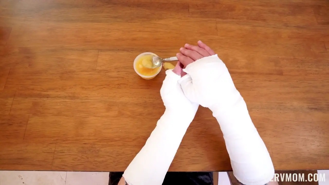 Scarlett Venom - When A Helping Hand Goes Too Far 23 03 2025 - Watch Latest Porn Video at ePornHome.com for Free.