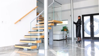 Dani Synclair - Elegant Exhibitionist 25 04 28