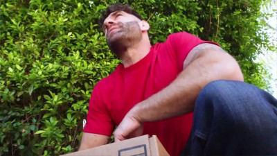 Isa Bella - Sexy Isa Bella Gets A Special Delivery From A Married Man 17 08 2025