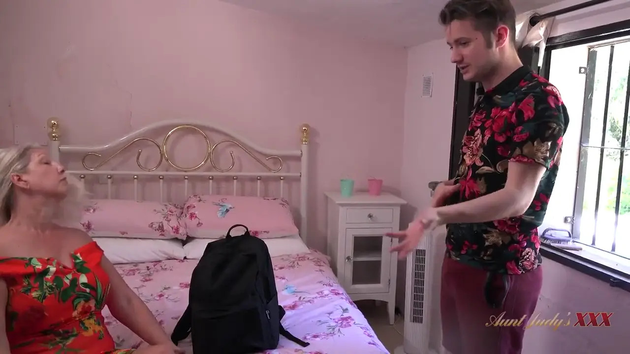 Maggie Moon Enlists The Bellhop For Special Treatment 20 08 2025 - Watch Latest Porn Video at ePornHome.com for Free.