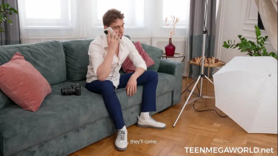 Mandy Moon, Molly Cute - Threesome In A Photo Studio 26 09 2025