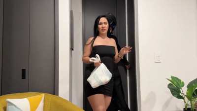 Sarah Black - I Tipped Sex To The Delivery Guy