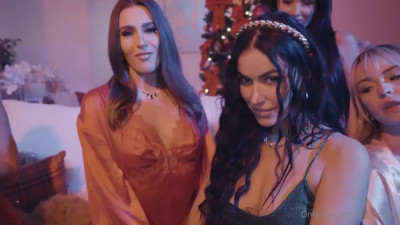 Anissa Kate, Cherry Kiss, Ella Reese, Lexi Luna, Gizelle Blanco, Desiree Dulce, Lilly Bell, Cassandra Cruz, Venus Valencia, Club Sandy – MerryFuckmas 10 Girls Orgy