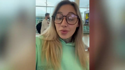 JacquieEtMichelTV Chloe Needs A Moment Of Comfort 18 03 2026