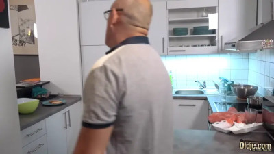 Samantha Sparkle - Dealing With A Messy Girl