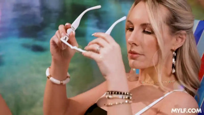 Bunny Madison - Spoiled, Oiled Up & Horny: Lonely Housewife Bunny Shows How Grateful She Is 14 04 2026